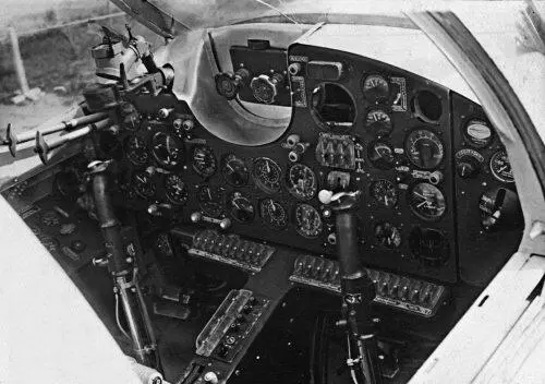 Интерьер кабины самолета Ла200 с РЛС Торий В 1950 году для перехватчиков - фото 137