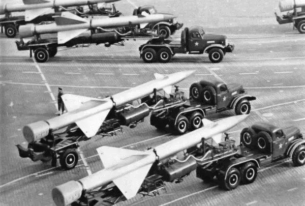 Ракеты комплекса С25 во время одного из парадов на Красной площади В 19551958 - фото 162