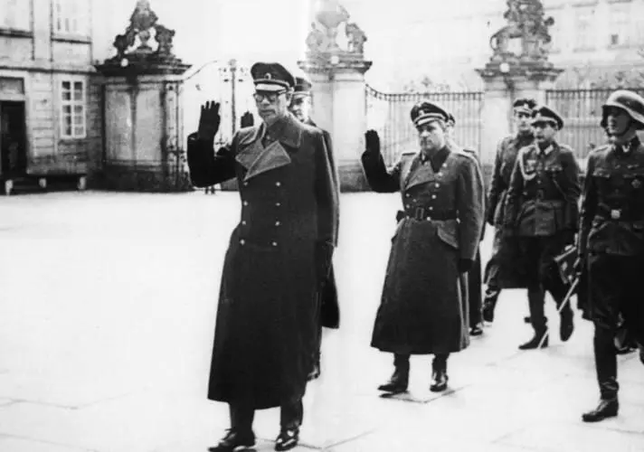 3 Прага 14 ноября 19414 года Власов на площади перед Пражским Градом За ним - фото 11