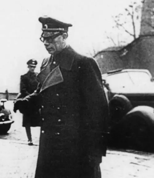 4 и 5 Прага 14 ноября 1944 года Власов на входе в Пражский Град 6 и - фото 12