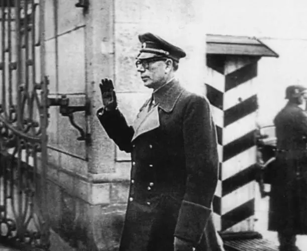 4 и 5 Прага 14 ноября 1944 года Власов на входе в Пражский Град 6 и 7 - фото 13