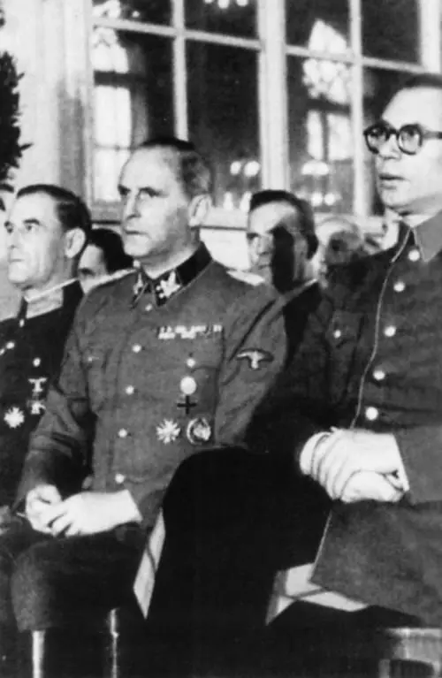12 Прага 14 ноября 1944 года Власов рядом с генералом пехоты Рудольфом - фото 20