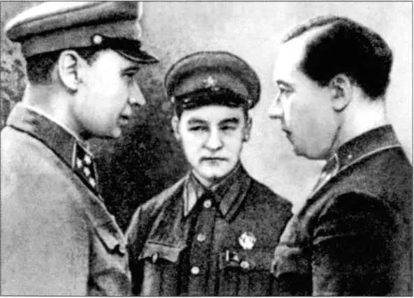 На ЮгоЗападном фронте М П Кирпонос М А Бурмистенко и В И Тупиков - фото 23