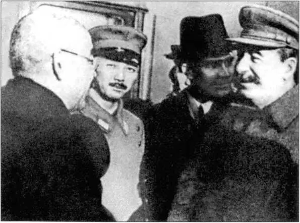 ИВ Сталин и Г Гопкинс в Кремле Июль 1941 г Рихард Зорге в Токио - фото 69