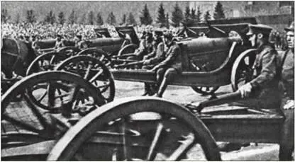 Гаубицы обр 190930 г на конной тяге проходят на параде по Красной площади - фото 103