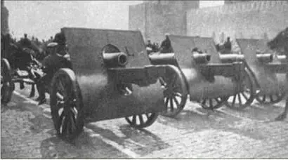 Гаубицы обр 190930 г на конной тяге проходят на параде по Красной площади - фото 104