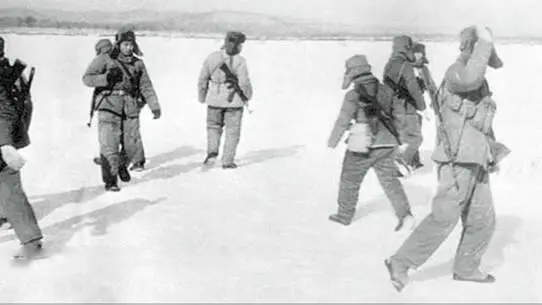 Солдаты НОАК на льду у о Даманский 2 марта 1969 г Снимок сделан рядовым Н - фото 37