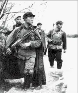 Китайский пограничный патруль на берегу р Уссури после окончания конфликта - фото 38