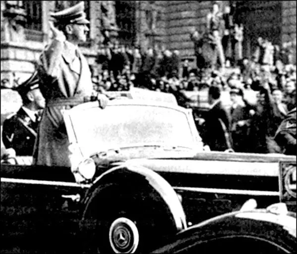 Гитлер въезжает в присоединенную Вену Чехословакия имела военный союз с - фото 25