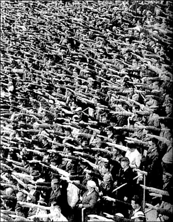 1936 г Немцы приветствуют А Гитлера Отказавшись от классовой борьбы Гитлер - фото 41