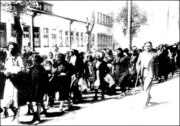 Колонна еврейских женщин под конвоем литовской самообороны 1941 г Еще - фото 45