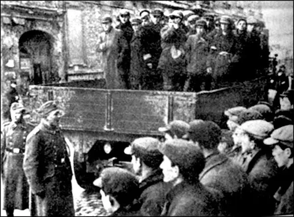 Проходная еврейского гетто в Лодзи На плакате надпись Жилой район для евреев - фото 50
