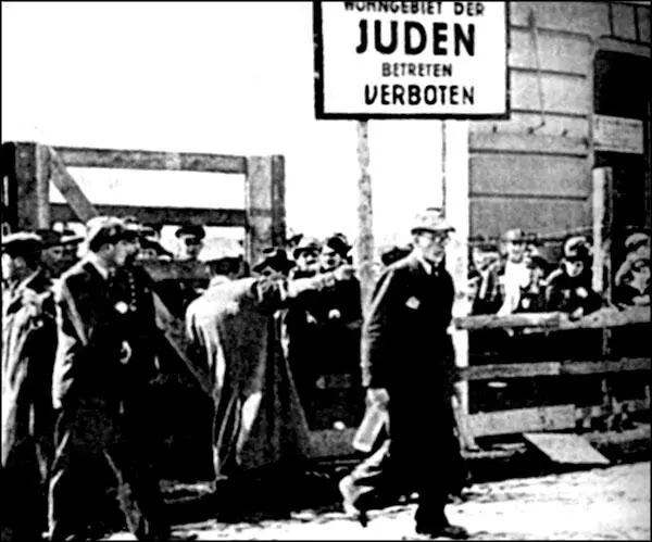 1941 г В варшавском гетто немцы рекрутируют добровольцев для работы на военных - фото 51