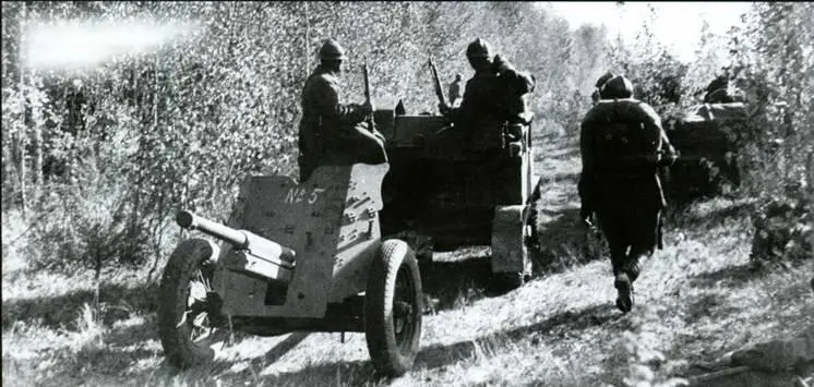 Танкеткитягачи Т27 буксируют 45мм противотанковые пушки 1939 год - фото 16