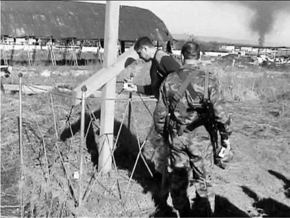 У могилы боевого товарища У братских могил нет заплаканных вдов Жалко - фото 137