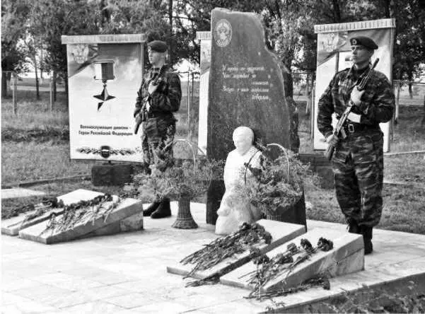 У братских могил нет заплаканных вдов Жалко звучали официальные оправдания - фото 138