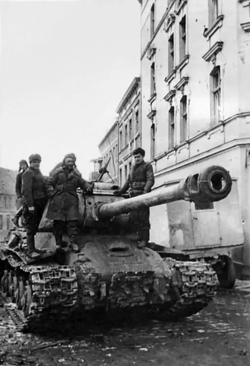 Танк ИС2 на улице немецкого города Тяжелые ИСы применялись в основном в - фото 16