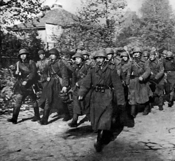 Советская пехота на марше У одного из бойцов виден фаустпатрон на плече В - фото 17