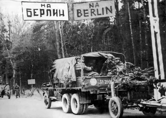 На Берлин Грузовик Студебеккер с орудием на буксире из состава 1й армии - фото 18