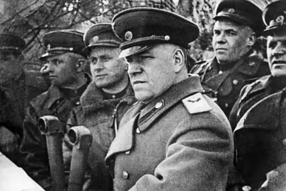 Командующий 1м Белорусским фронтом ГКЖуков на командном пункте перед - фото 40