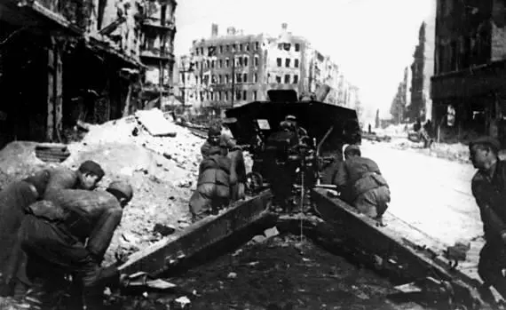 122 мм гаубица на улицах Берлина Наряду с ЗИС3 это дивизионное орудие широко - фото 60