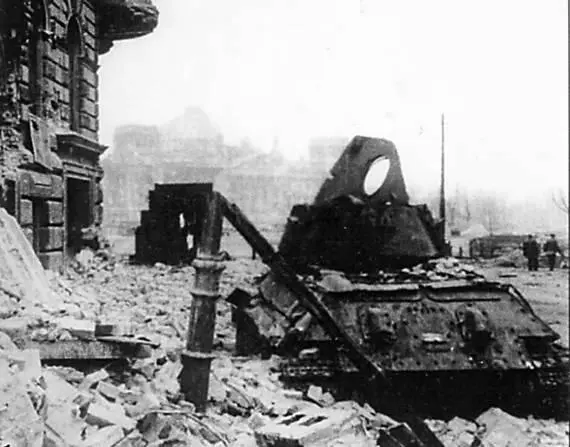 Танк Т3485 подбитый на подступах к мосту Мольтке На заднем плане виден - фото 70