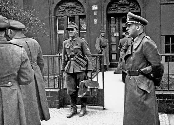 Генерал Кребс ожидает ответа 1 мая 1945 г Через несколько часов он пустит - фото 75