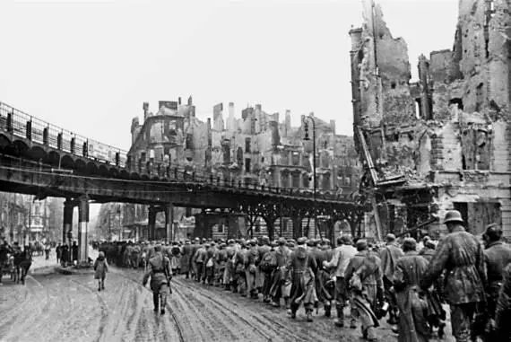 Колонна пленных направляется на сборный пункт Берлин 3 мая 1945 г Сущность - фото 80