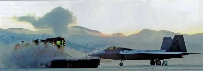 Противную красную сторону на учениях представляли истребители F15C и F16C - фото 104