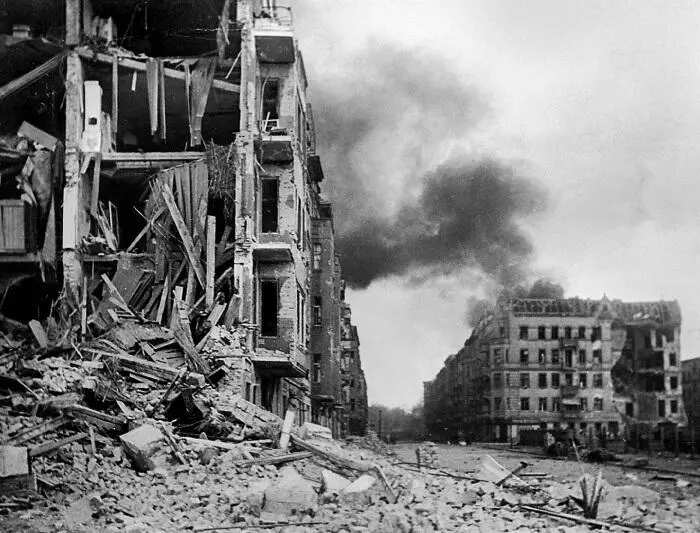 Берлин в дни штурма Апрель 1945 г В этих лесистых местах не было условий для - фото 8