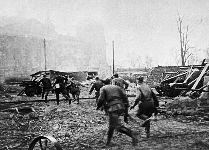 Штурм Рейхстага 30 апреля 1945 г Танковые армии 1го Украинского - фото 11