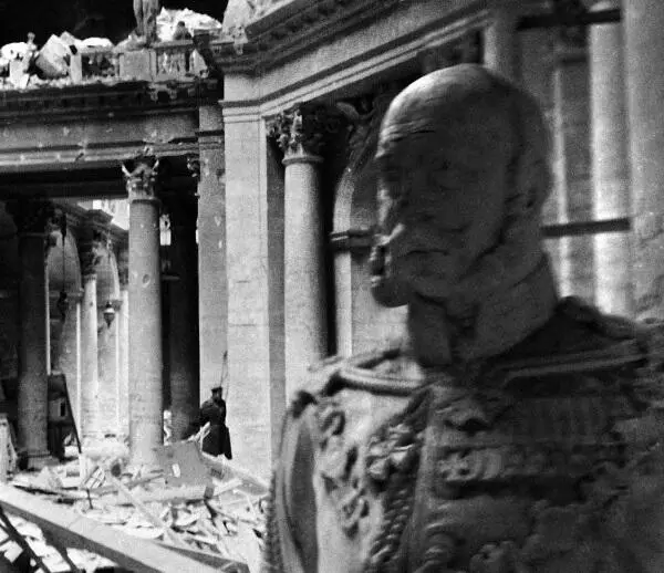 Рейхстаг разрушенный советскими войсками во время штурма В ночь на 27 - фото 17