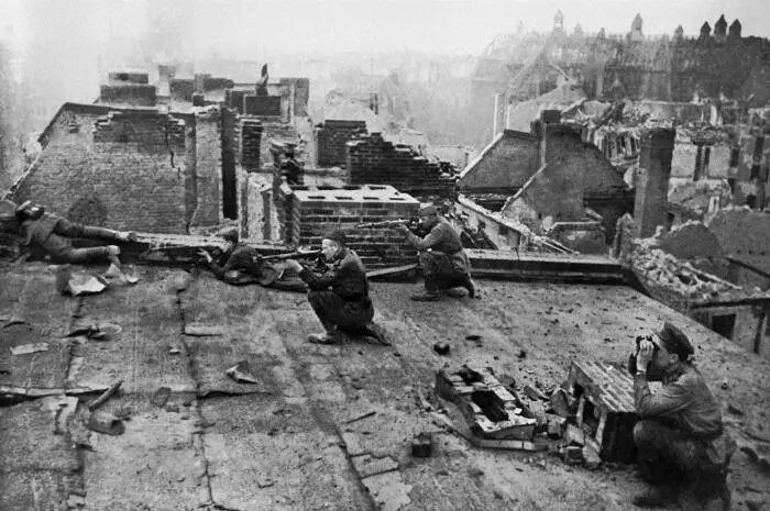 Советские бойцы ведут бой в одном из районов Берлина Герой Советского - фото 22