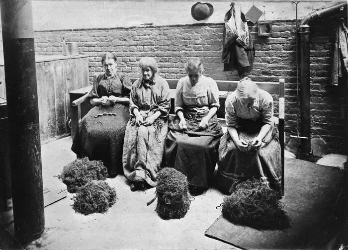 Две сцены из жизни лондонских работных домов 1902 Женщины щиплют паклю - фото 27