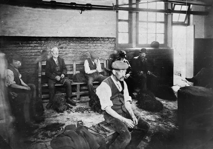 Две сцены из жизни лондонских работных домов 1902 Женщины щиплют паклю - фото 28