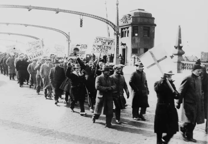 Голодающие маршируют по Детройту 1932 год Полиция пускает в ход слезоточивый - фото 37