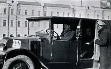 1925 На улицы Москвы вышли первые государственные таксомоторы марки Рено В - фото 4