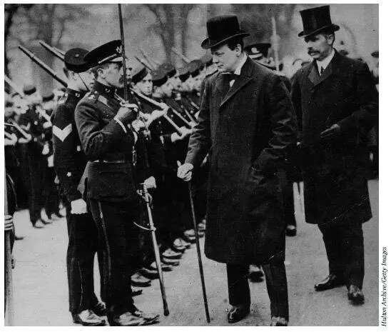 1910 г Премьерминистр Уинстон Черчилль на смотре кадетов государственной - фото 2