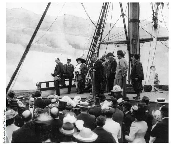 1 июня 1912 г Уинстон Черчилль обращается к толпе с палубы копии Золотой - фото 3