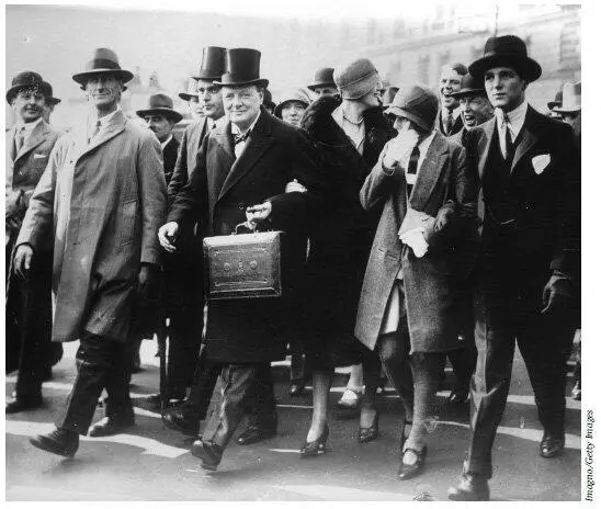 17 апреля 1929 г Министр финансов Уинстон Черчилль направляется в парламент с - фото 4