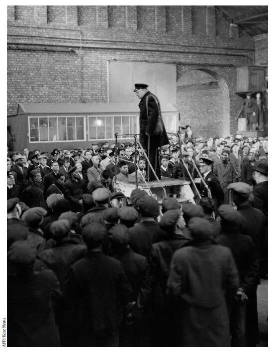 26 апреля 1941 г Уинстон Черчилль выступает на пакгаузе перед командой - фото 7
