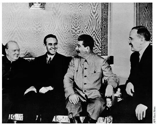 1217 августа 1942 г Премьерминистр Великобритании Уинстон Черчилль слева - фото 10