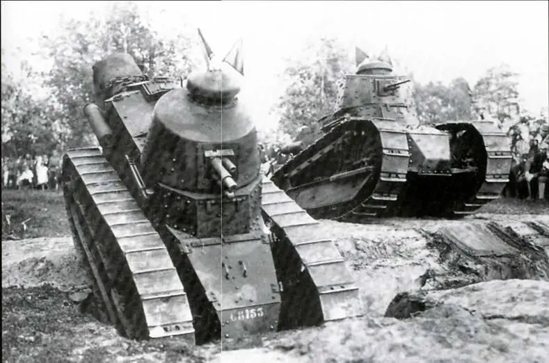 Легкие танки FT17 и FT18 с пулеметным и пушечным вооружением во время маневров - фото 14