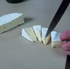 3 Сыр нарезать дольками 4 Быстро обжарить сыр с двух сторон на оставшемся - фото 7
