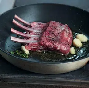 4 Корейку ягненка нарезать на порционные куски и обжарить с двух сторон на - фото 81