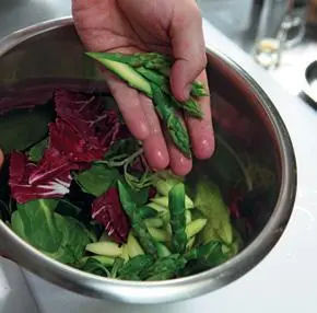 4 Салатные листья промыть и обсушить смешать с нарезанной кусочками спаржей - фото 42