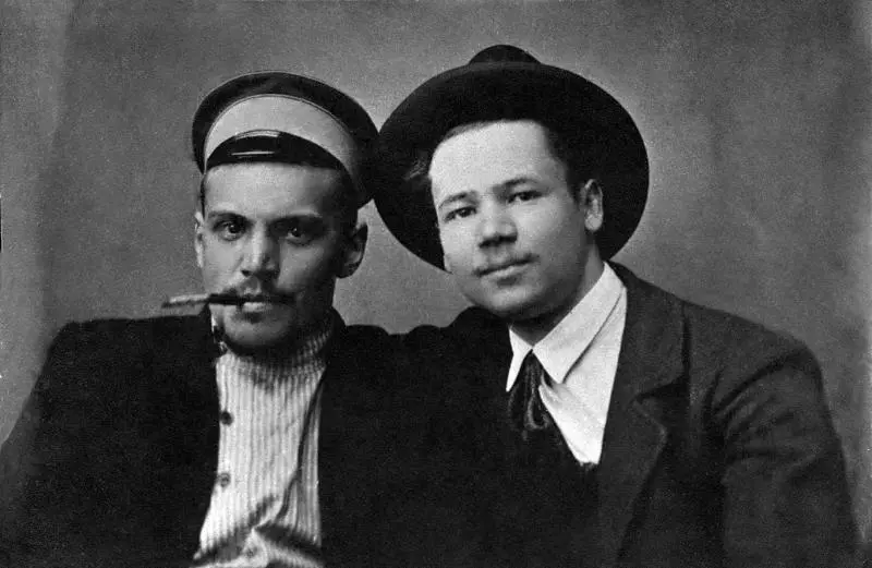 Уж не знаю кто и как ее сделал но уцелела фотография папа в студенческом - фото 9
