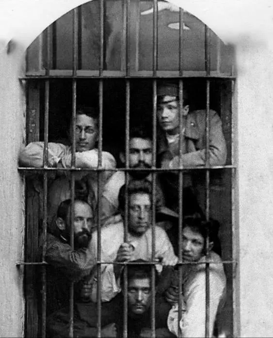 Уж не знаю кто и как ее сделал но уцелела фотография папа в студенческом - фото 10