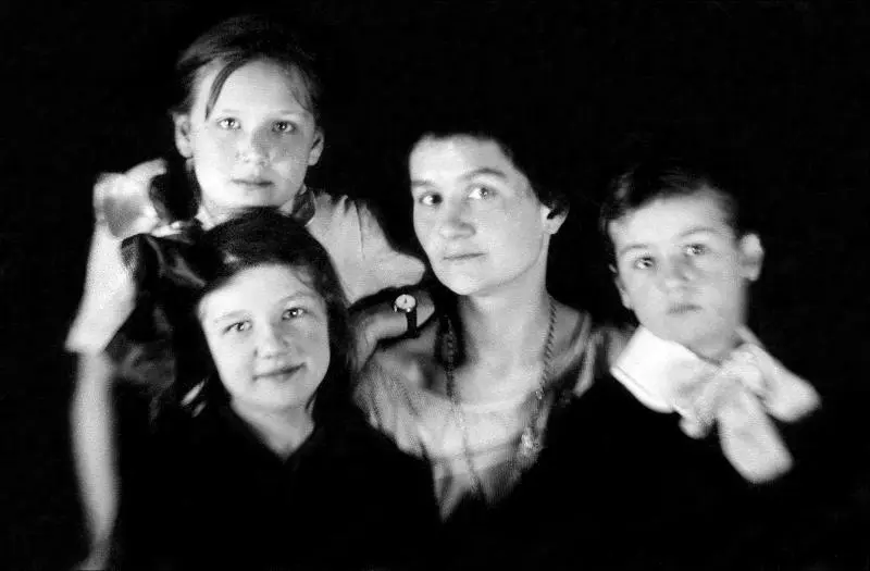 В 1919 году родился брат Сережа Мама и все мы в середине двадцатых После - фото 51