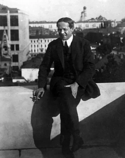 Папа на балконе нашего нового дома в Брюсовском переулке 1934 год Обычно - фото 58